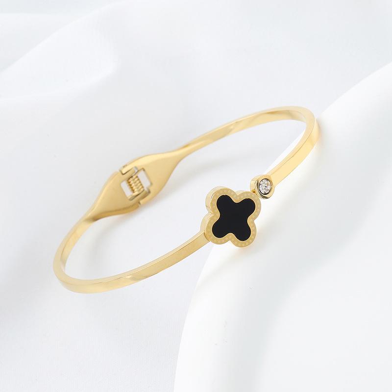 Non-fading four leaf clover bracelet