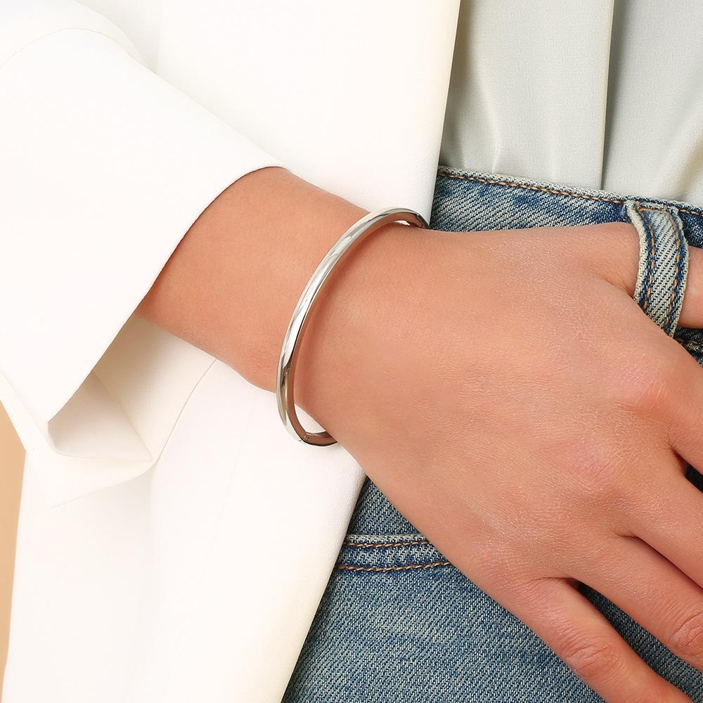 Non-fading women's buckle smooth plain circle bracelet