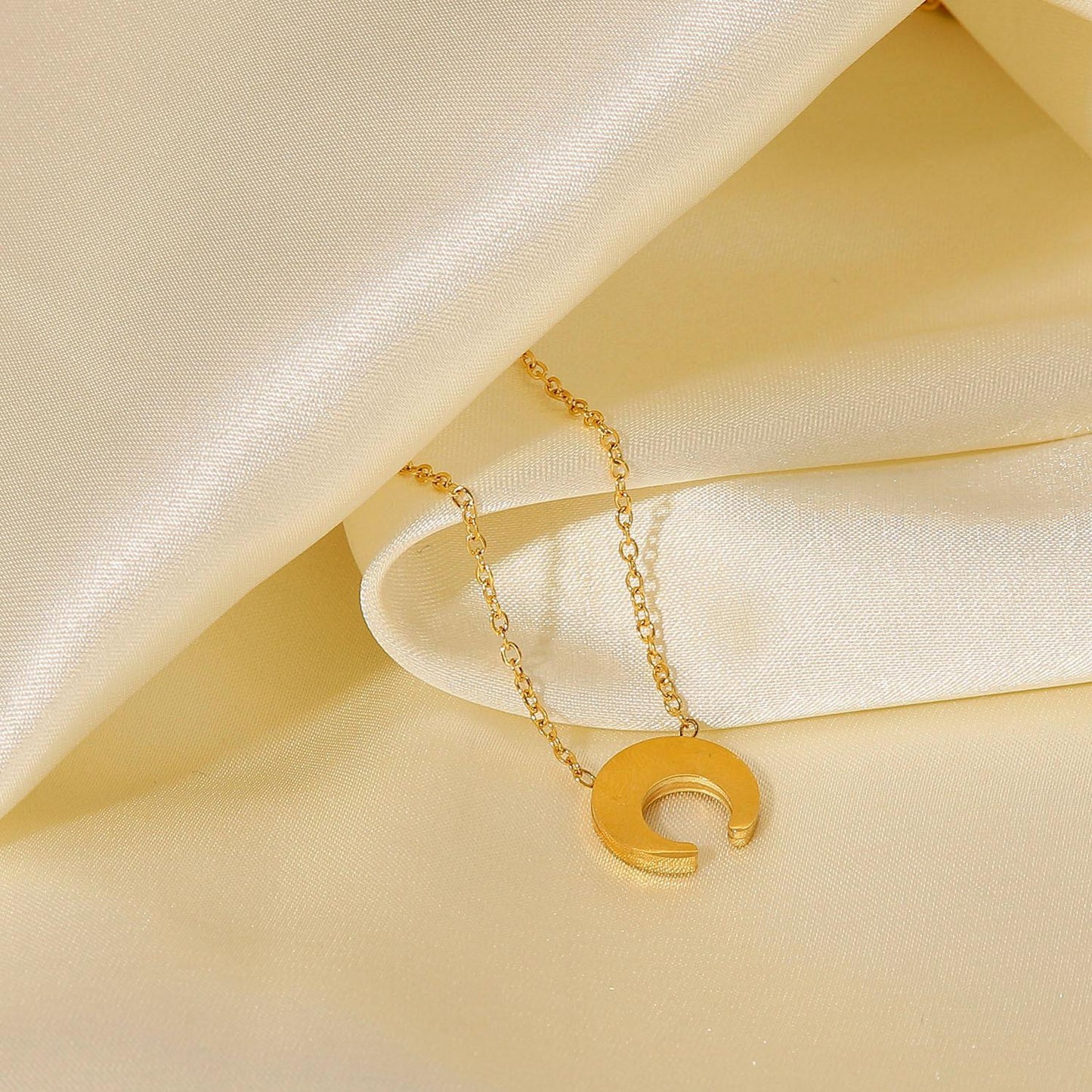 Non-fading crescent shape pendant necklace