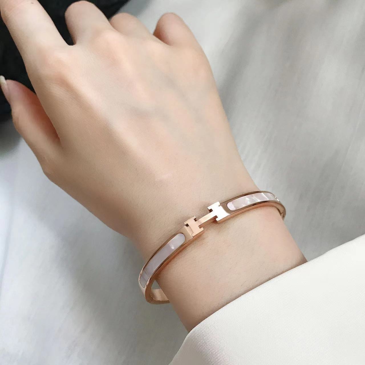 2022 h Bracelet electroplated 18K gold white shell fashion niche design ins fashion net red pop titanium steel bracelet