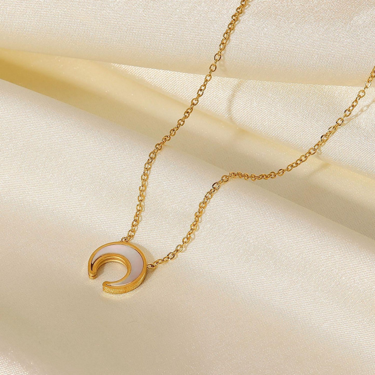 Non-fading crescent shape pendant necklace