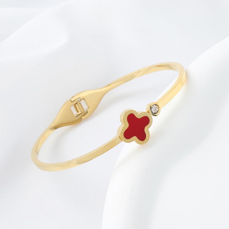 Non-fading four leaf clover bracelet